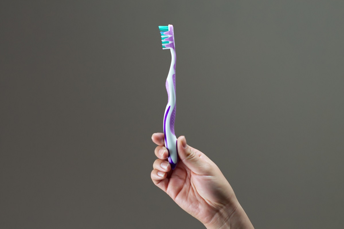 Come posare lo spazzolino? 4 sbagli che moltiplicano i batteri